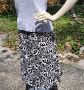 Last Call-VTG Hypnotized Black &amp; Cream skirt