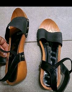 Used black Sandals