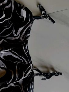 Stylish Black &amp; White Abstract Print Top frill too