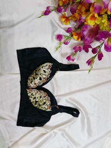 🇳🇿💫🎀Elegant Black Bra with Gold Embroidery