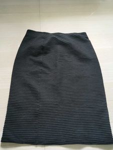 Chic Black Textured Pencil Skirt