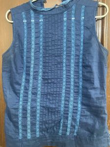 Chic Blue Sleeveless V-Neck Top