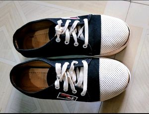 New trendy pair of sneakers(Size6)