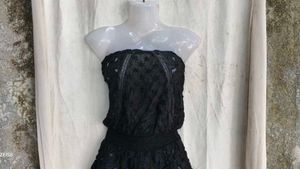 16109. Black Lace Strapless Top