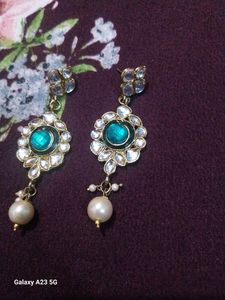 Sot jewellery set with earnings