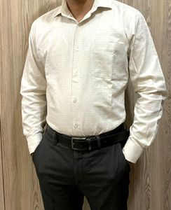 Classic Cream Button-Up Van Heusen Shirt