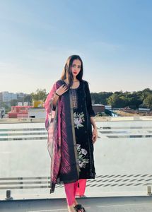 Elegant Black Kurta Set with Floral Embroidery