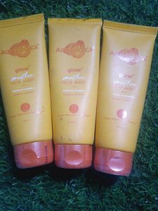 3 Aqualogica Glow+ Smoothie Face Wash