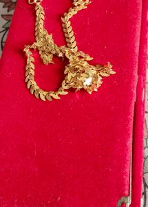 Elegant Gold Leaf Design Necklace
