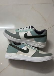 SIZE 10 Stylish Nike Air Sneakers