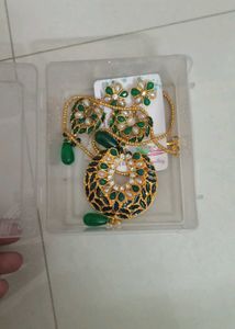 Stunning Emerald &amp; Pearl Necklace Set