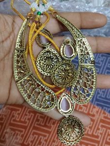 Elegant Kundan Necklace &amp; Earring Set