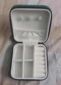 PORTABLE VANITY CASE [JEWELLERY BOX]