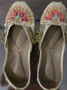 Embellished Juttis/Mojaris