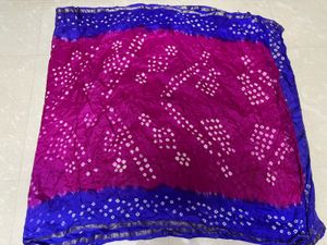 Elegant Double-Shade Bandhani Saree with Silver Za
