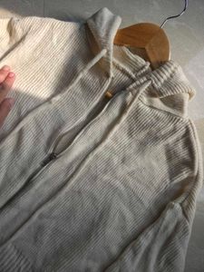 Cream Knit Zip-Up Hoodie (free size)