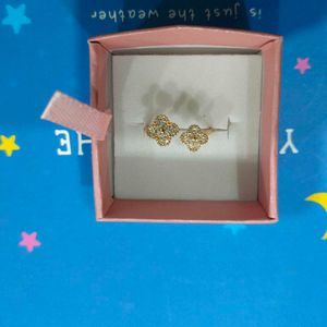 Elegant Clover Ring
