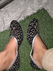 Embellished Black Juttis