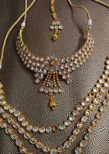 Haar Set With Earrings And Maang Tika