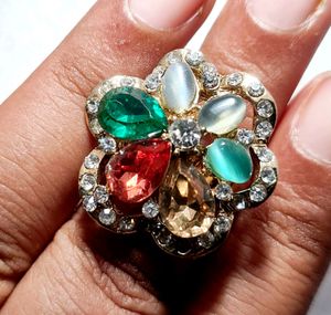 ⬇️ Price Dropped Three stone ring finger