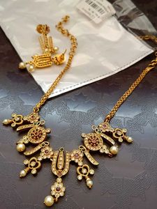 Elegant Gold-Tone Necklace &amp; Earring Set