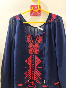 Elegant Embroidered Top 💙