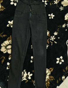 Stylish Black High-Waisted Jeans