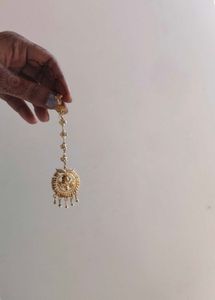Elegant Gold Maang Tikka