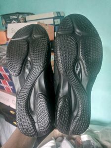 NEW NO USED CASUAL SHOES FOR MEN AND WOMEN.