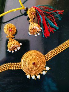 Golden color choker necklace with earrings
