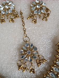 Antique Gold Jewellery Set With Maang Tikka