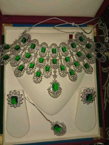 Stunning Emerald &amp; Diamond Jewellery Set