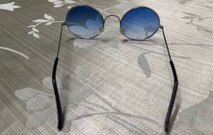Blue round sunglasses