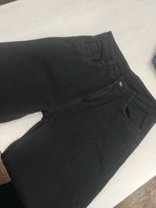 Classic black straight-fit jeans🖤