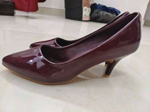 PUMP STYLE POINTED TOE CHERRY RED HEELS