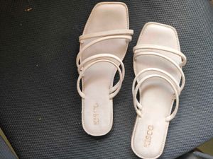 KISCO Strappy Flat Sandals
