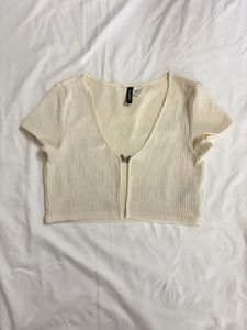 ✨SALE✨White Ribbed Butterfly Clasp Top