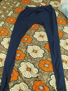 legging in navy blue colour