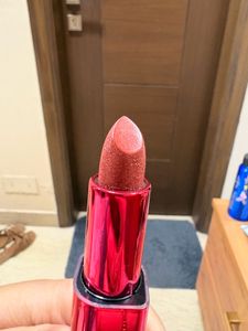 Nykaa Ultra Silk Hydrating Lipstick shade gleamin
