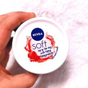 NIVEA Soft Light Moisturizer 100ml | Peppy Pomegra
