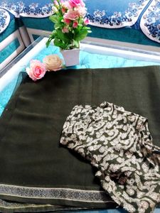 💚Elegant Dark Green Saree with Contrast Blouse💚