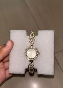 Elegant Diamond Studded Women's Watch 💎⌚️
