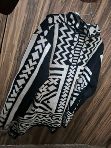 Stylish Black &amp; White Geometric Print Cardigan