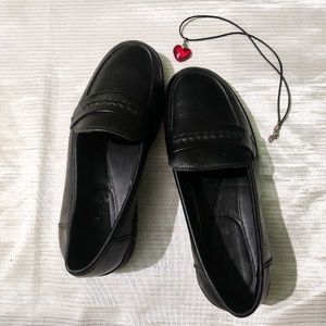 Cute & Classic Clean-Girl Black Leather Loafers