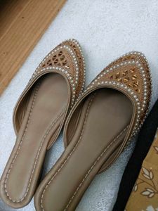 Pearl Embellished Juttis
