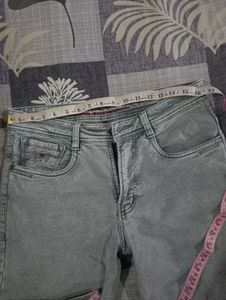 Men's Grey Washed Jeans..
