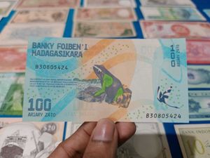 Madagascar 100 Ariary Note UNC🌎 Foreign Currency