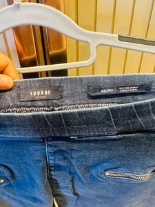 Stylish Blue Denim Jeans with Zipper Accents