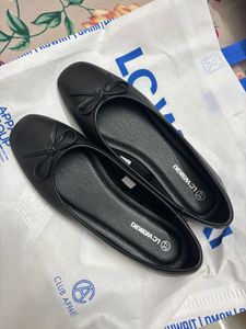 Classic Black Ballerina Flats with Bow Detail