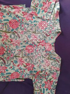 Floral Print Kurta और पायजामे भी है